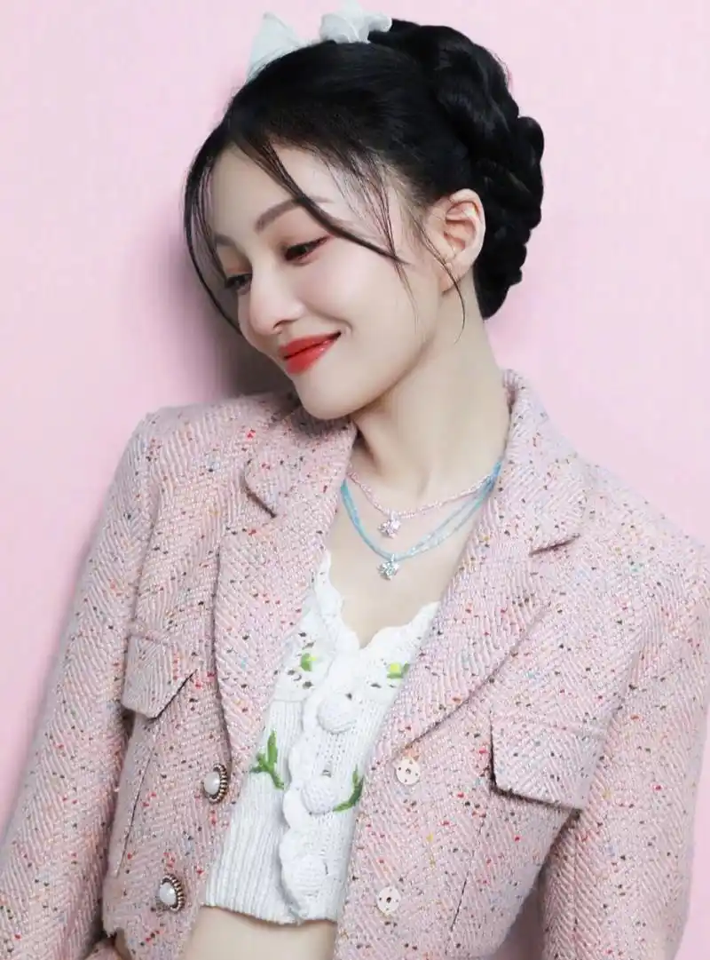 坚强女神张韶涵 高清手机壁纸  她的歌声充满力量和希望,在我跑步时