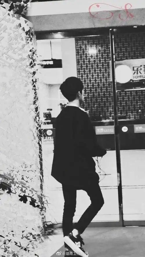 易烊千玺背影照合集 记录少年的成长