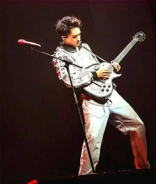 十足猫控,会做蛋糕,却也会抽烟会跳舞,从小跳拉丁,却又是个纹身少年