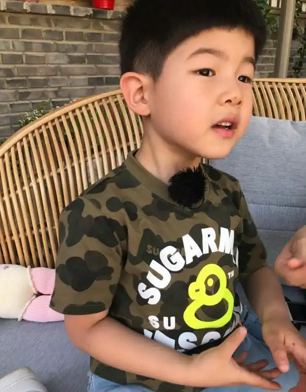 今日,沙溢在微博上发出一组图片并配文"说好的一起表演,能不能配合一