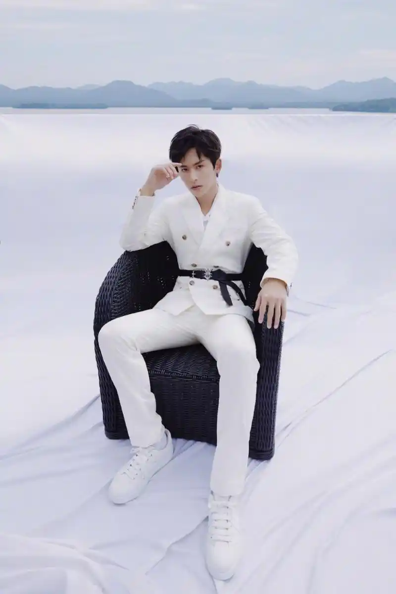 上游时尚|张哲瀚白色西装皮带束腰,行走在现代的白衣骑士