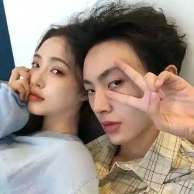 情侣头像微信一对真人问妻可否陪我花前走