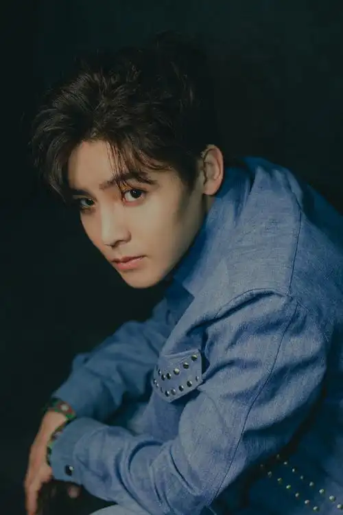 侯明昊夹克风帅气写真图片