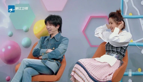 王牌5华晨宇对关晓彤搞特殊在玩纸牌游戏时故意放水