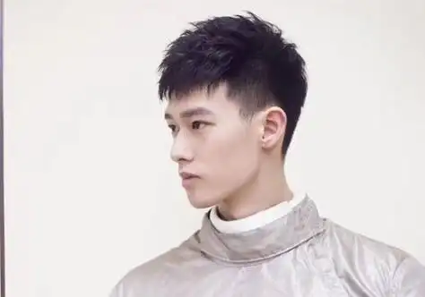 男生剃鬓角前梳烫短发发型