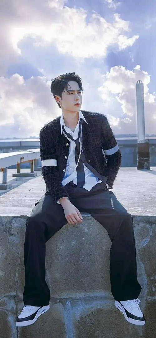 王一博端午节分享全身照