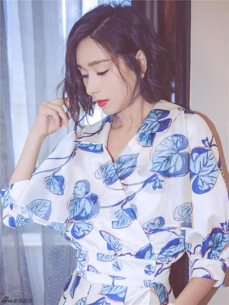 靓丽的短发,甜美的笑容,悠闲的靠在落地窗前,"冻龄女神"杨恭如完美