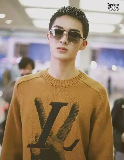 朱正廷顶寸头接受采访,在节目中体验72小时不睡,不想再来第二次_生活