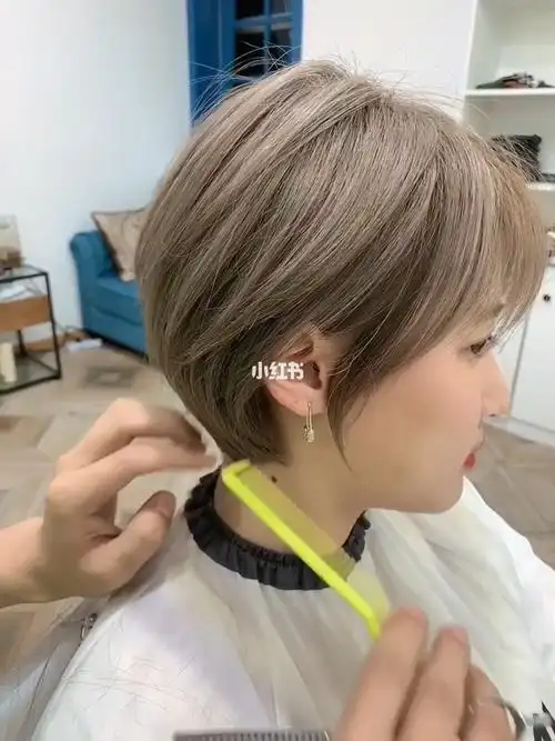 清爽的短发发型 打薄,层次是最重要的,喜欢简单清爽的可以尝试一下