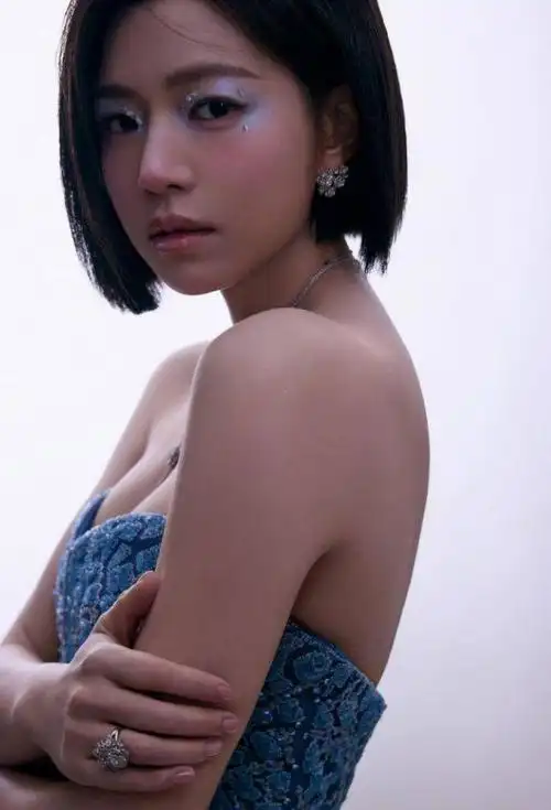 陈妍希穿蓝色刺绣花海裙 ​​​齐耳短发造型清爽|妆容|眼妆_网