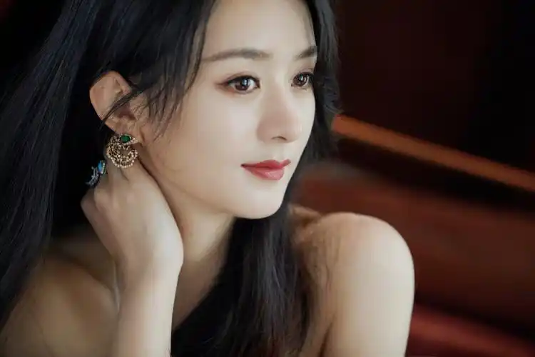 赵丽颖 迪奥品牌大使身穿2020早秋成衣系列,搭配dior顶级珠宝系列出席