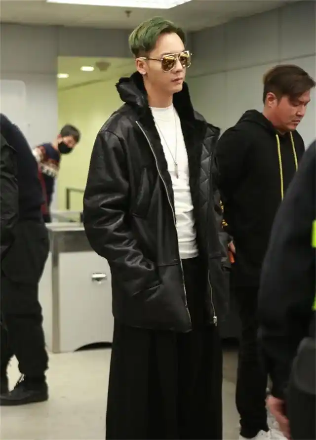 陈伟霆现身机场,黑色潮装绿发抢眼,一路疾走摆高冷脸!