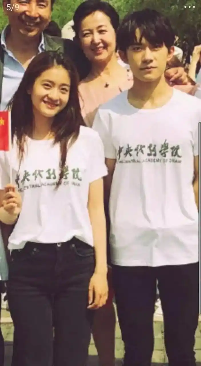 易烊千玺和张雪迎这张超级甜了,好像青春小说的男女主角啊