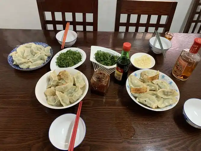 老伴做的饺子上桌喽!