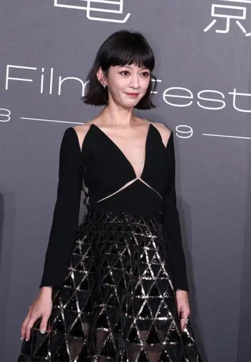 陈意涵的好身材不藏着掖着,穿黑色低胸连衣裙成熟精致,高贵优雅