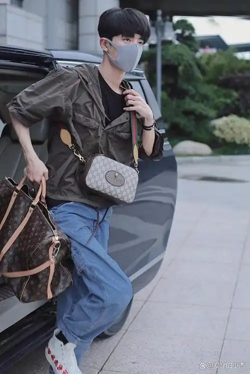 肖战不仅在演艺事业上取得了辉煌的成就,而且在时尚穿搭方面也展现出