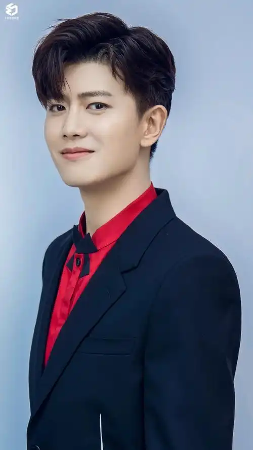 辛苦超丝多多互冻啊肩宽腿长九头身,神仙比例是我们嘉哥哥了任嘉伦