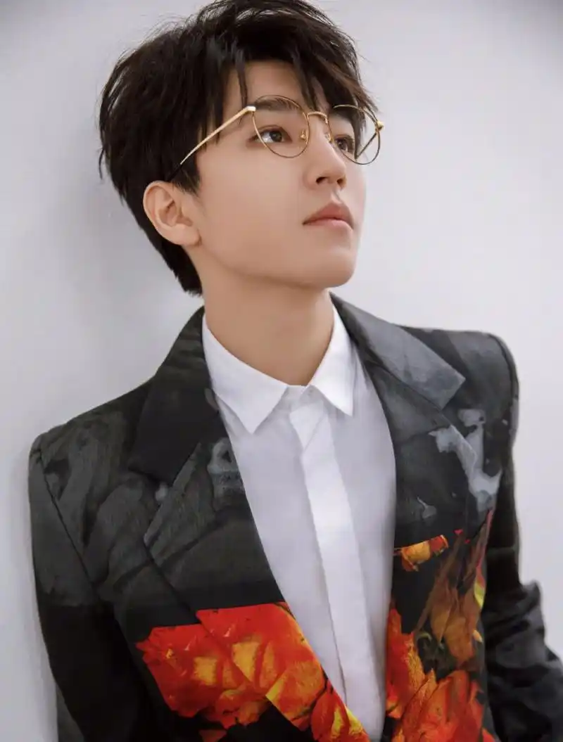 王俊凯身穿y/project彩色玫瑰印花套装,戴着一副金丝眼镜,看上去明快