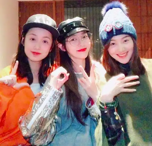 要知道王冠和吕一还是唐嫣结婚时候的伴娘呢,所以三个人的关系十分的