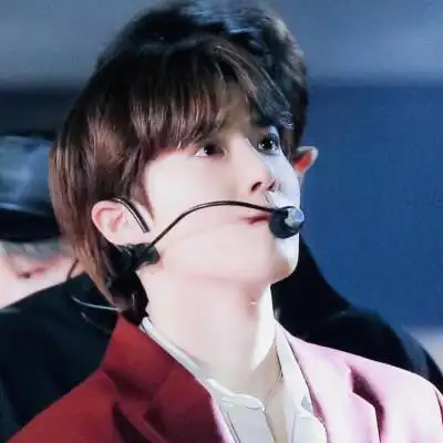 戴眼镜的金俊勉