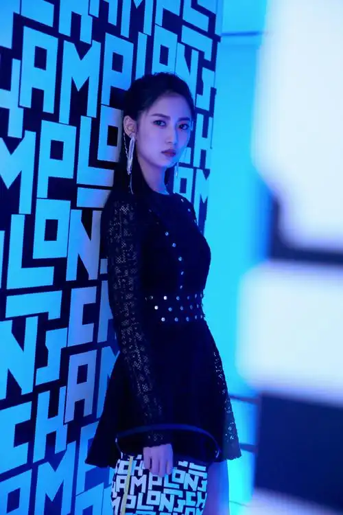 陈钰琪美出新高度穿黑色镂空裙打造科技感大美腿实力抢镜