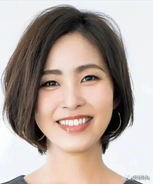 女人到了中年发型越简单越耐看!试试这款内扣短发,高级又大方