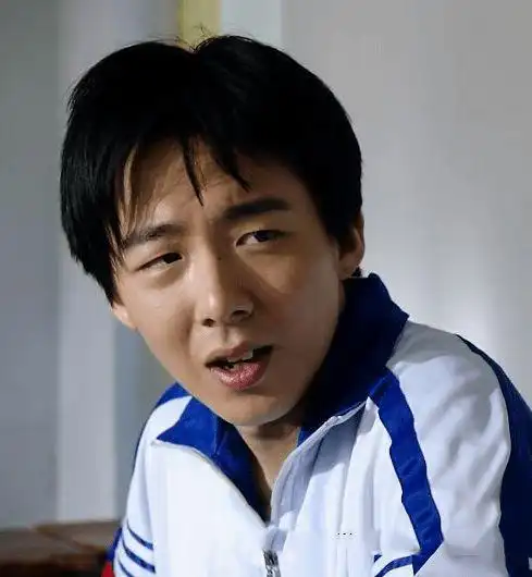 刘宇宁生图暴露真实颜值,身材发福,皮肤粗糙,与精修图判若两人