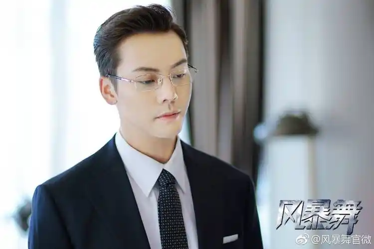 电视剧《风暴舞》讲述的是陈伟霆饰演的男主角李俊杰生于一个美满的