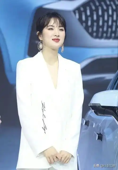 华为公主姚安娜亮相发布会,穿西装略显臃肿,和孟晚舟差远了!
