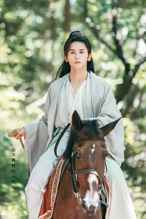 他是周子舒/阿絮,他是张哲瀚.张哲瀚带周子舒回来过