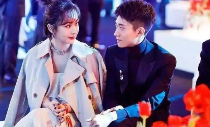 原创张一山凶杨紫穿这么少干嘛杨紫的小女生反应太搞笑了