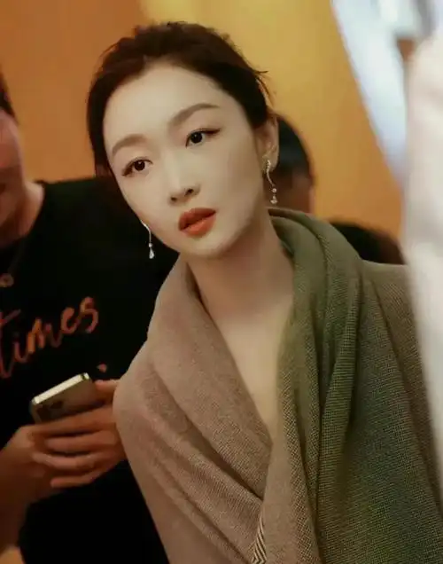 当31岁周冬雨和36岁刘亦菲站一起一目了然美人在骨不在皮