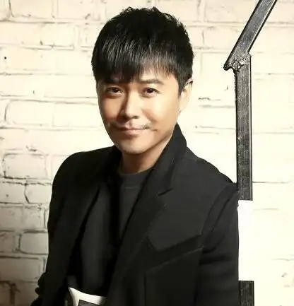 陈思诚,1978年出生在辽宁省沈阳市的一个干 部家庭,很小的时候就展现