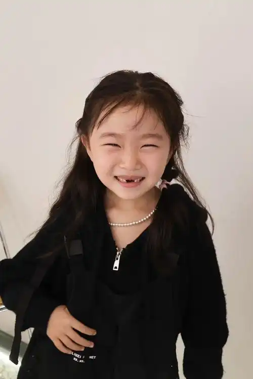 一笑起来眼睛就没啦!#最纯真的笑容 #掉牙的小孩 #笑起来很 - 抖音