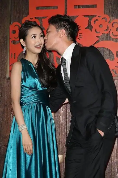 林依晨与老公同框还挺恩爱的穿上高端礼服裙看着贵气却显老