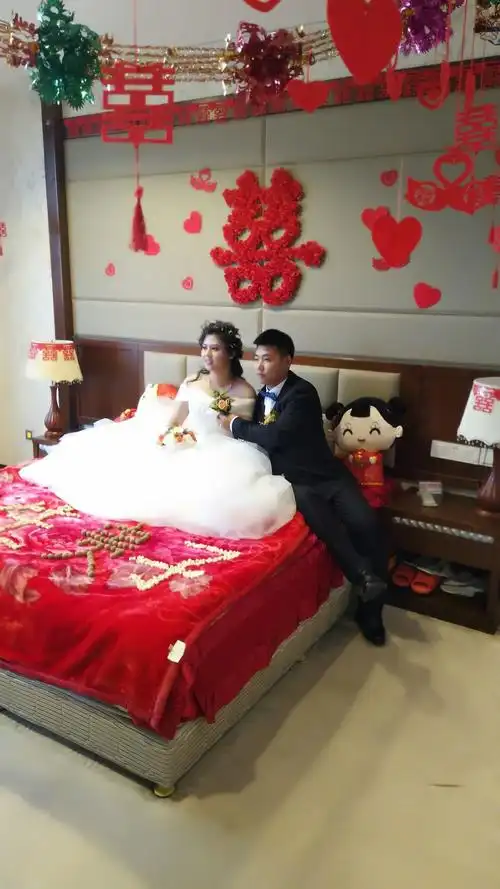 帅气的新郎郭志鹏～漂亮的新娘刘思雨结婚啦!祝愿新郎新娘新婚快乐!