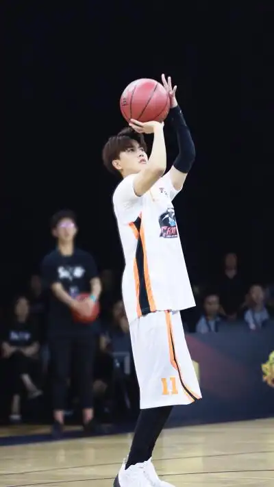 任嘉伦 修打球的哥哥真的太帅了 cr@·一一不是破折号