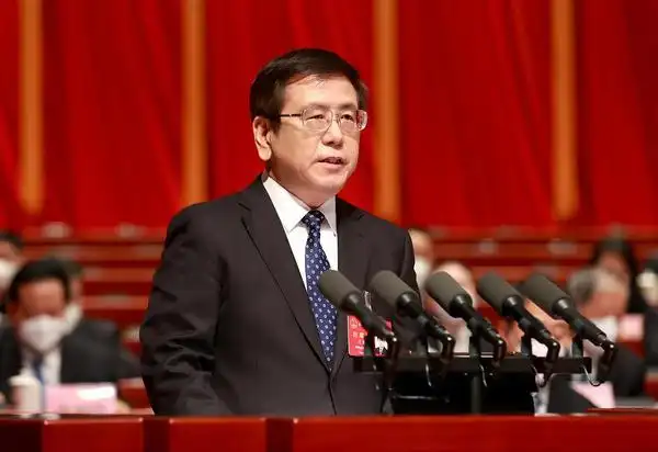 在热烈的掌声中,省长王凯作《政府工作报告》.