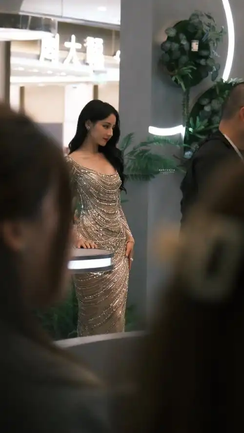 迪丽热巴swisse品牌代言人##swisse热巴秦岚周也同台##迪丽热巴斯维