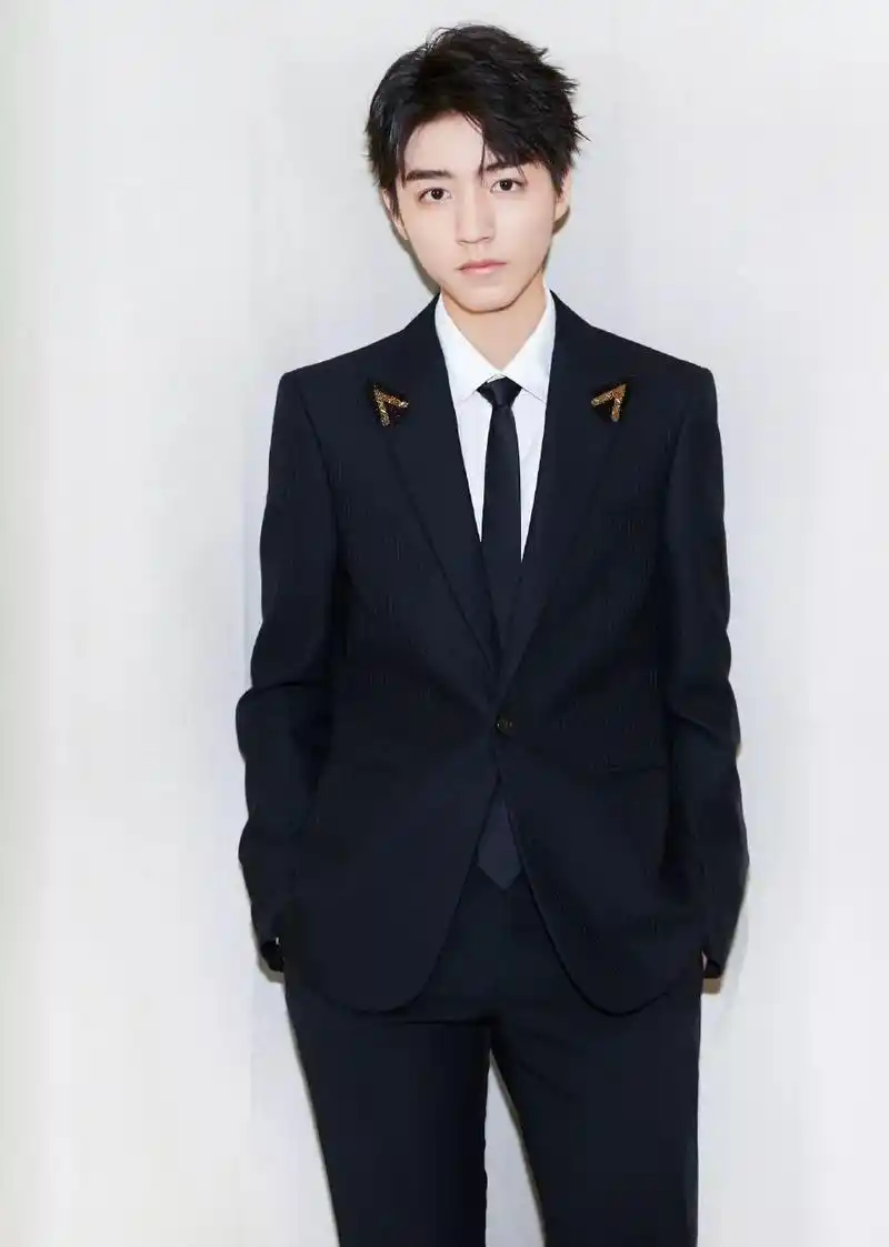 穿上西装真帅气王俊凯新造型一身白色西装化身迷人的白马王子