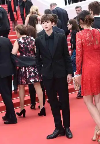 王源亮相戛纳红毯 黑色西装气质卓然