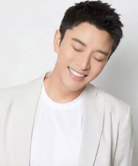 原创贾乃亮的时尚穿搭真时髦白色t黑色长裤帅气十足少年感满满