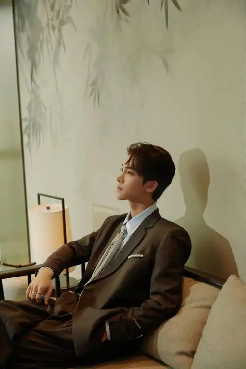 next超话·丁泽仁超话精致剪裁的灰色珍珠配饰西装,呈现出别样的时髦