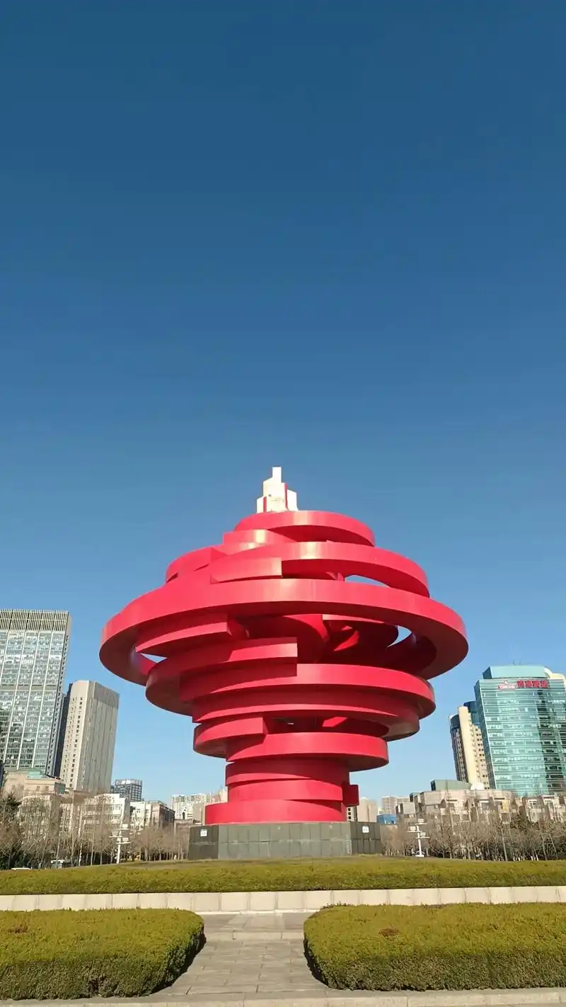 五月的风是坐落在青岛"五四广场"的标志性雕塑, - 抖音