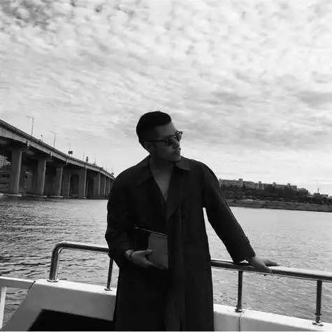 黑白头像男稍微有点伤感的