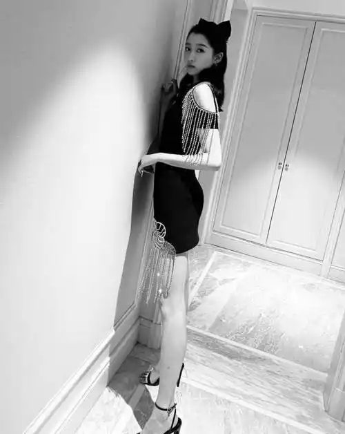 在这次晒照片的时候,关晓彤只晒出了两张照片然后配两个比较可爱的