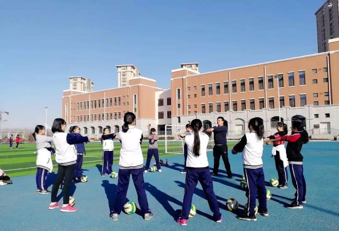 小学生近视率超50委员建议每天保证一节体育课