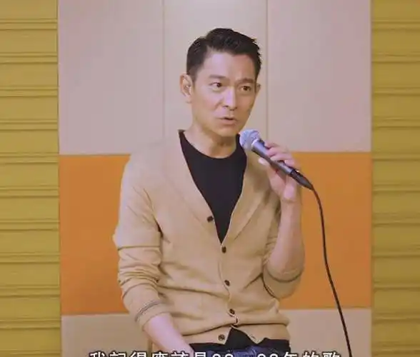 倾情演唱了《忘情水》,《月亮代表我的心》,《奉陪到底》等经典歌曲