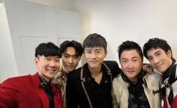张艺兴和张杰,林俊杰,孙楠,王力宏合影,不抢c位的他值得表扬_年龄