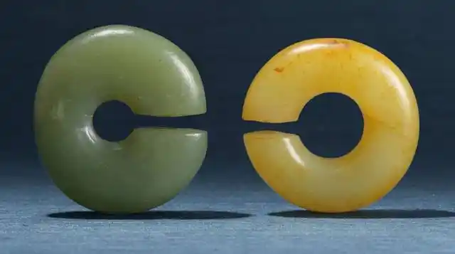 兴隆洼文化 玉耳饰玦两件  估价:hkd 40,000   hkd 60,000